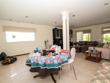 Estupenda construcción y amplitud en todos los ambientes