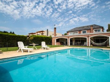 Estupenda construcción y amplitud en todos los ambientes