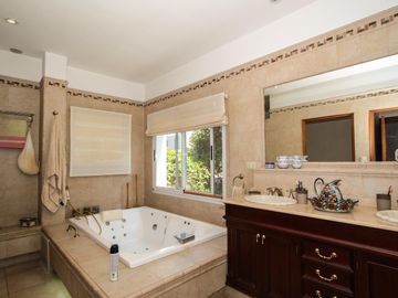 Estupenda construcción y amplitud en todos los ambientes