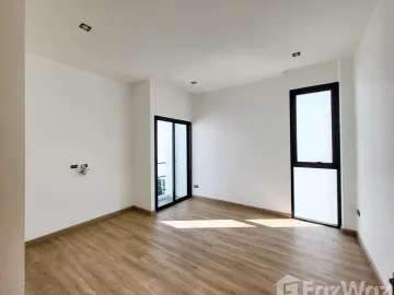 3 Bedroom Townhouse for sale at U Prompt