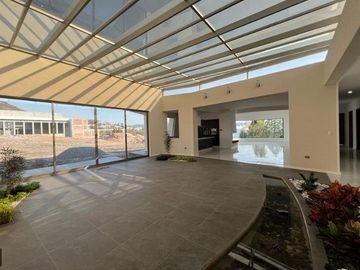 RESIDENCIA EN VENTA CAMPO DE GOLF TRES MARÍAS, ESPECTACULAR DISEÑO MODERNO CON J