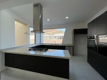 RESIDENCIA EN VENTA CAMPO DE GOLF TRES MARÍAS, ESPECTACULAR DISEÑO MODERNO CON J