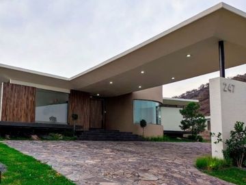 RESIDENCIA EN VENTA CAMPO DE GOLF TRES MARÍAS, ESPECTACULAR DISEÑO MODERNO CON J