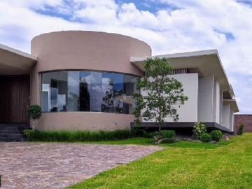 RESIDENCIA EN VENTA CAMPO DE GOLF TRES MARÍAS, ESPECTACULAR DISEÑO MODERNO CON J