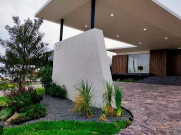 RESIDENCIA EN VENTA CAMPO DE GOLF TRES MARÍAS, ESPECTACULAR DISEÑO MODERNO CON J