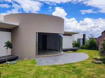 RESIDENCIA EN VENTA CAMPO DE GOLF TRES MARÍAS, ESPECTACULAR DISEÑO MODERNO CON J