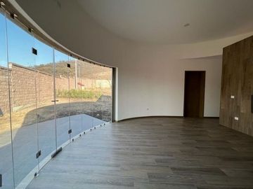 RESIDENCIA EN VENTA CAMPO DE GOLF TRES MARÍAS, ESPECTACULAR DISEÑO MODERNO CON J