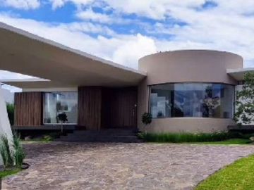 RESIDENCIA EN VENTA CAMPO DE GOLF TRES MARÍAS, ESPECTACULAR DISEÑO MODERNO CON J