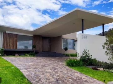 RESIDENCIA EN VENTA CAMPO DE GOLF TRES MARÍAS, ESPECTACULAR DISEÑO MODERNO CON J
