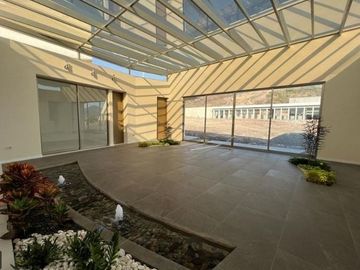RESIDENCIA EN VENTA CAMPO DE GOLF TRES MARÍAS, ESPECTACULAR DISEÑO MODERNO CON J