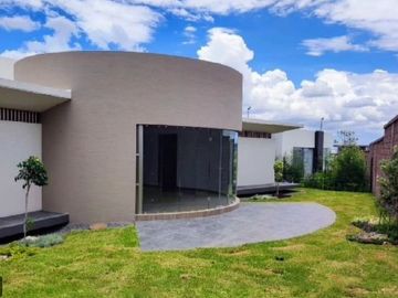 RESIDENCIA EN VENTA CAMPO DE GOLF TRES MARÍAS, ESPECTACULAR DISEÑO MODERNO CON J