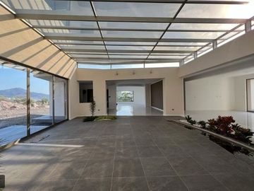 RESIDENCIA EN VENTA CAMPO DE GOLF TRES MARÍAS, ESPECTACULAR DISEÑO MODERNO CON J