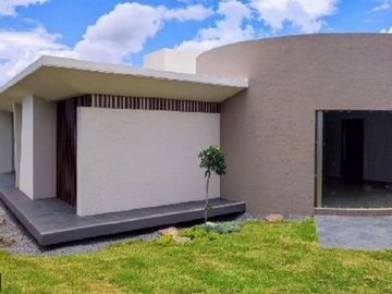RESIDENCIA EN VENTA CAMPO DE GOLF TRES MARÍAS, ESPECTACULAR DISEÑO MODERNO CON J
