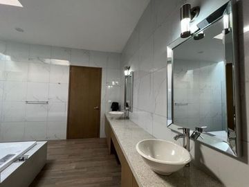 RESIDENCIA EN VENTA CAMPO DE GOLF TRES MARÍAS, ESPECTACULAR DISEÑO MODERNO CON J