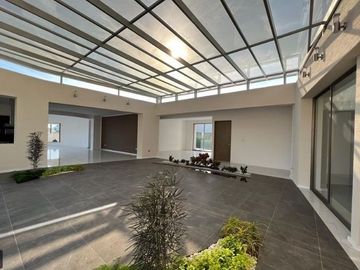 RESIDENCIA EN VENTA CAMPO DE GOLF TRES MARÍAS, ESPECTACULAR DISEÑO MODERNO CON J