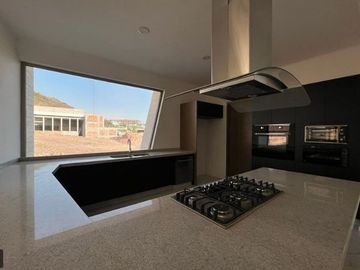 RESIDENCIA EN VENTA CAMPO DE GOLF TRES MARÍAS, ESPECTACULAR DISEÑO MODERNO CON J