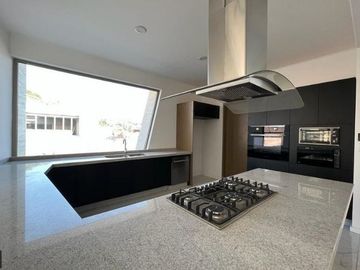 RESIDENCIA EN VENTA CAMPO DE GOLF TRES MARÍAS, ESPECTACULAR DISEÑO MODERNO CON J