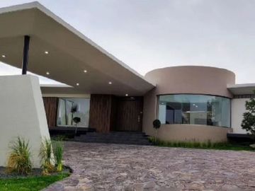 RESIDENCIA EN VENTA CAMPO DE GOLF TRES MARÍAS, ESPECTACULAR DISEÑO MODERNO CON J