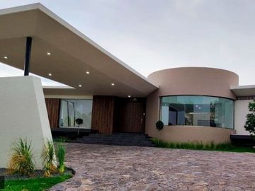 RESIDENCIA EN VENTA CAMPO DE GOLF TRES MARÍAS, ESPECTACULAR DISEÑO MODERNO CON J
