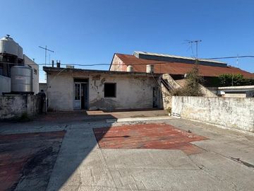 Casa con Departamento en venta en Piñeyro
