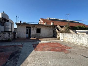 Casa con Departamento en venta en Piñeyro