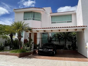 Casa en venta con bóveda catalana, cochera techada, recámara en PB y jardín en Juriquilla