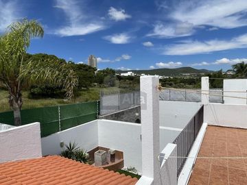 Casa en venta con bóveda catalana, cochera techada, recámara en PB y jardín en Juriquilla