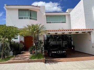 Casa en venta con bóveda catalana, cochera techada, recámara en PB y jardín en Juriquilla
