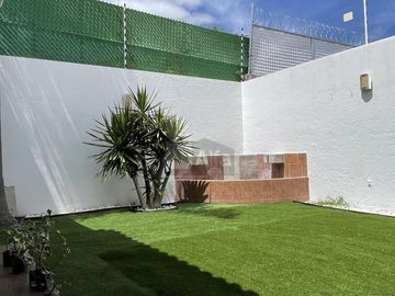 Casa en venta con bóveda catalana, cochera techada, recámara en PB y jardín en Juriquilla