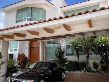 Casa en venta con bóveda catalana, cochera techada, recámara en PB y jardín en Juriquilla