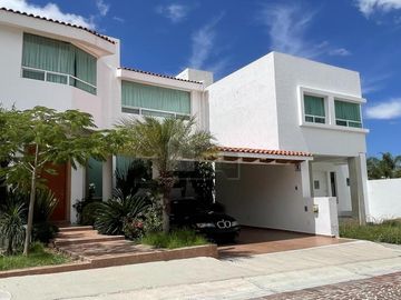 Casa en venta con bóveda catalana, cochera techada, recámara en PB y jardín en Juriquilla
