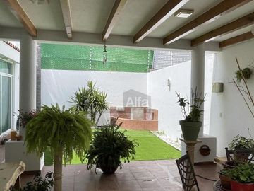 Casa en venta con bóveda catalana, cochera techada, recámara en PB y jardín en Juriquilla