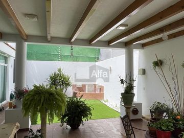 Casa en venta con bóveda catalana, cochera techada, recámara en PB y jardín en Juriquilla