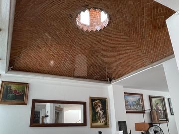 Casa en venta con bóveda catalana, cochera techada, recámara en PB y jardín en Juriquilla