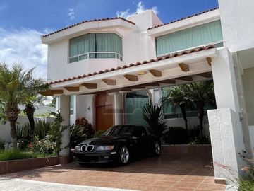 Casa en venta con bóveda catalana, cochera techada, recámara en PB y jardín en Juriquilla