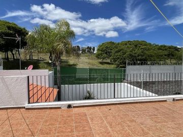 Casa en venta con bóveda catalana, cochera techada, recámara en PB y jardín en Juriquilla