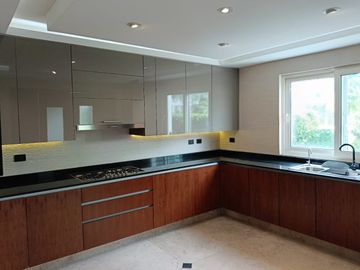 VENTA DE CASA EN LOMAS DE ANGELOPOLIS, CLUSTER CON ALBERCA Y CANCHA DE FUTBOL.