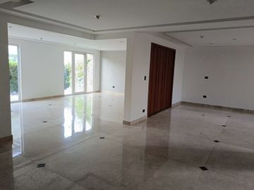 VENTA DE CASA EN LOMAS DE ANGELOPOLIS, CLUSTER CON ALBERCA Y CANCHA DE FUTBOL.