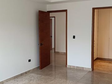 VENTA DE CASA EN LOMAS DE ANGELOPOLIS, CLUSTER CON ALBERCA Y CANCHA DE FUTBOL.