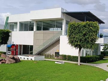 VENTA DE CASA EN LOMAS DE ANGELOPOLIS, CLUSTER CON ALBERCA Y CANCHA DE FUTBOL.
