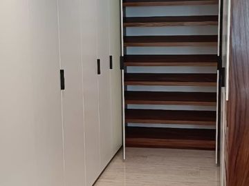VENTA DE CASA EN LOMAS DE ANGELOPOLIS, CLUSTER CON ALBERCA Y CANCHA DE FUTBOL.