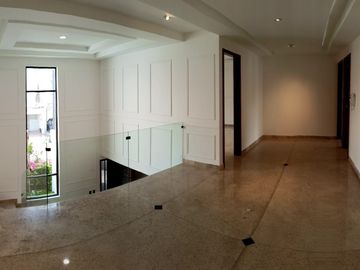 VENTA DE CASA EN LOMAS DE ANGELOPOLIS, CLUSTER CON ALBERCA Y CANCHA DE FUTBOL.
