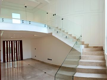 VENTA DE CASA EN LOMAS DE ANGELOPOLIS, CLUSTER CON ALBERCA Y CANCHA DE FUTBOL.