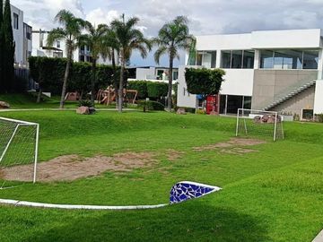 VENTA DE CASA EN LOMAS DE ANGELOPOLIS, CLUSTER CON ALBERCA Y CANCHA DE FUTBOL.