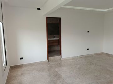 VENTA DE CASA EN LOMAS DE ANGELOPOLIS, CLUSTER CON ALBERCA Y CANCHA DE FUTBOL.