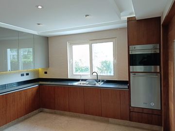 VENTA DE CASA EN LOMAS DE ANGELOPOLIS, CLUSTER CON ALBERCA Y CANCHA DE FUTBOL.