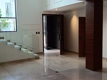 VENTA DE CASA EN LOMAS DE ANGELOPOLIS, CLUSTER CON ALBERCA Y CANCHA DE FUTBOL.