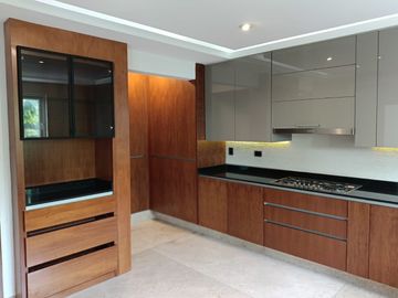 VENTA DE CASA EN LOMAS DE ANGELOPOLIS, CLUSTER CON ALBERCA Y CANCHA DE FUTBOL.