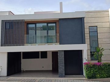 VENTA DE CASA EN LOMAS DE ANGELOPOLIS, CLUSTER CON ALBERCA Y CANCHA DE FUTBOL.