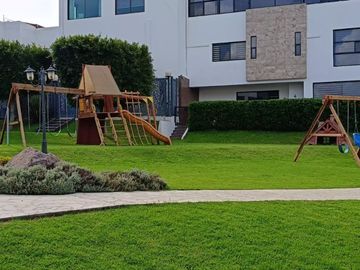 VENTA DE CASA EN LOMAS DE ANGELOPOLIS, CLUSTER CON ALBERCA Y CANCHA DE FUTBOL.